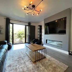 https://5-lockside-free-private-parking-city-centre.yorkshirehotels.net